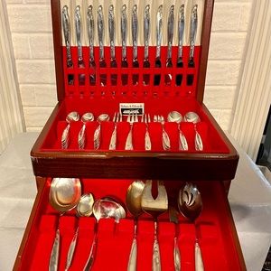 VINTAGE Woodsong (Silverplate,
1958)
by INTERNATIONAL SILVER. 73 PIECES